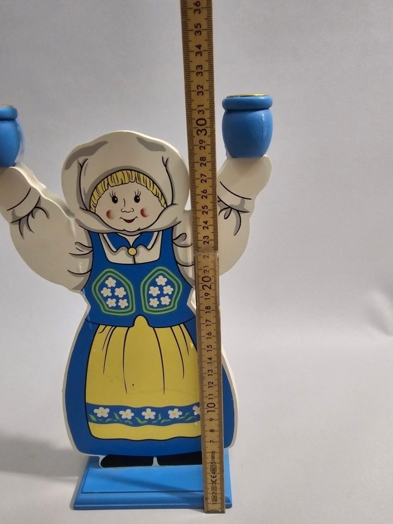 Handgjord träljusstake med folkdräkt