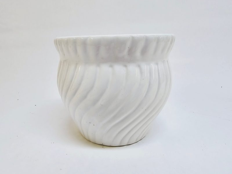 Elegant vit kruka med tidlös snirkelmönster - D14 cm