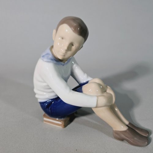 Figurin,  Bing & Gröndahl Pojke sittandes på en bok nr 1742