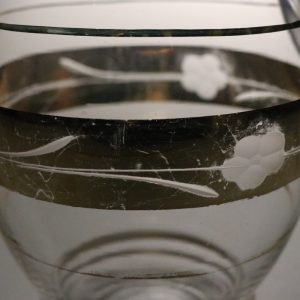 Glaskanna med gundfärgad dekor