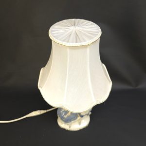 Titel: Romantisk bordslampa med porslinsfigurer – Klassisk och charmfull