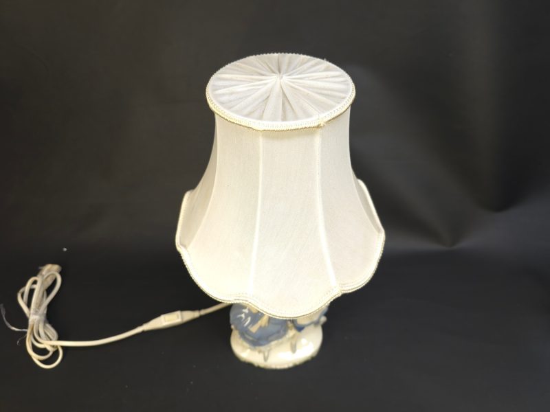 Titel: Romantisk bordslampa med porslinsfigurer – Klassisk och charmfull