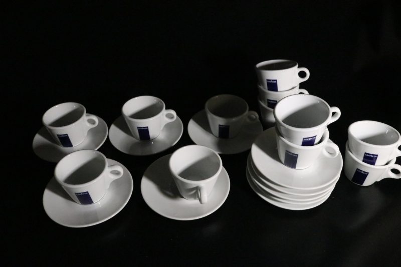Exklusivt Lavazza-kaffeservisset – 12 koppar och 10 fat