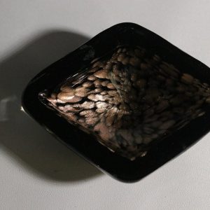 Elegant dekorativ glasskål i svart med metallisk effekt – 14 cm diameter