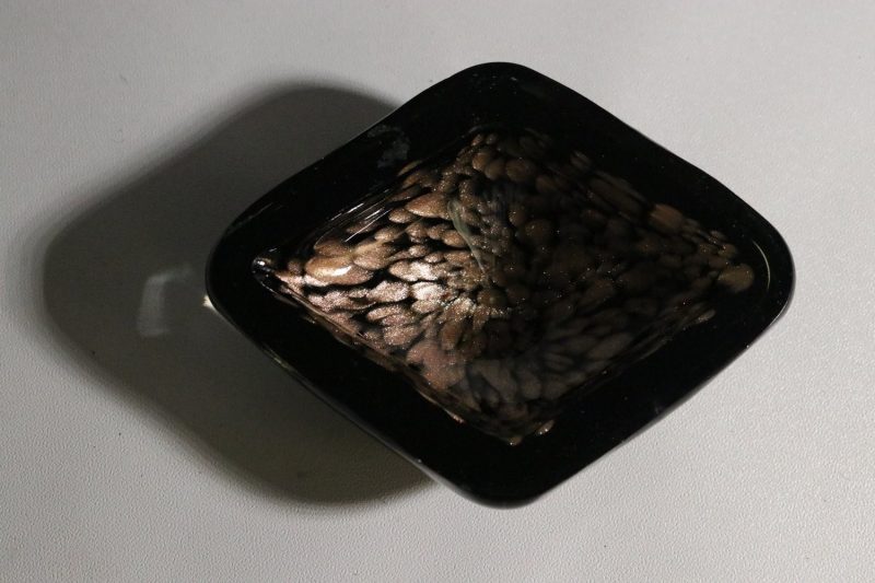 Elegant dekorativ glasskål i svart med metallisk effekt – 14 cm diameter