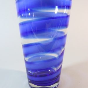 Stor glasvas, spiralmönster i blått