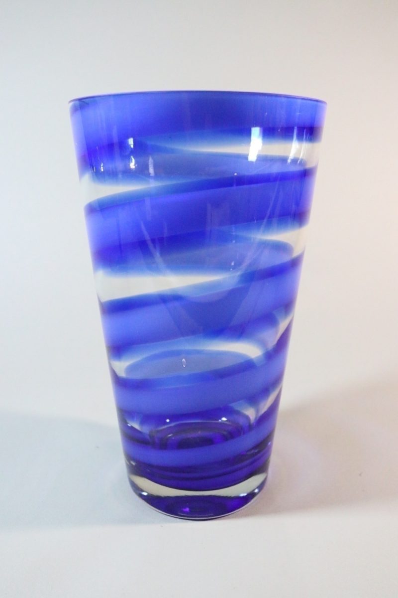 Stor glasvas, spiralmönster i blått