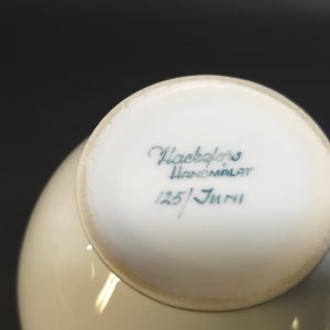 Handmålad vas från Hackefors Porslin – klassiskt svensk design