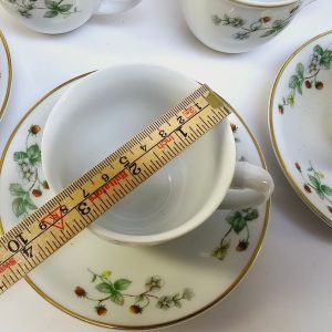 Charmigt kaffekoppsset på 5 koppar från Christineholm med jordgubbsmotiv