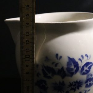 Charmig vintagekanna med blått blomstermotiv – Tillverkad i Tjeckoslovakien