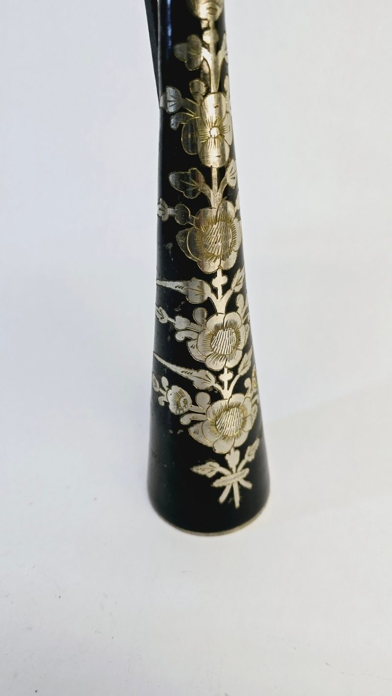 Elegant Metallvas med Blommotiv – 39 cm