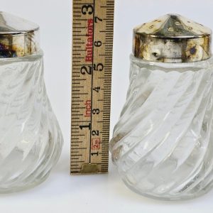 Silverpläterat salt- och pepparkar med glasinsatser – tidlös elegans