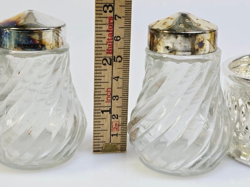 Silverpläterat salt- och pepparkar med glasinsatser – tidlös elegans