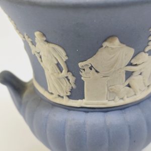 Klassisk Wedgwood Jasperware-vas i blått och vitt – ca 9 cm hög