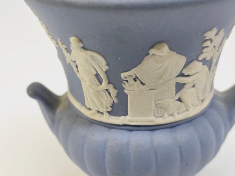 Klassisk Wedgwood Jasperware-vas i blått och vitt – ca 9 cm hög