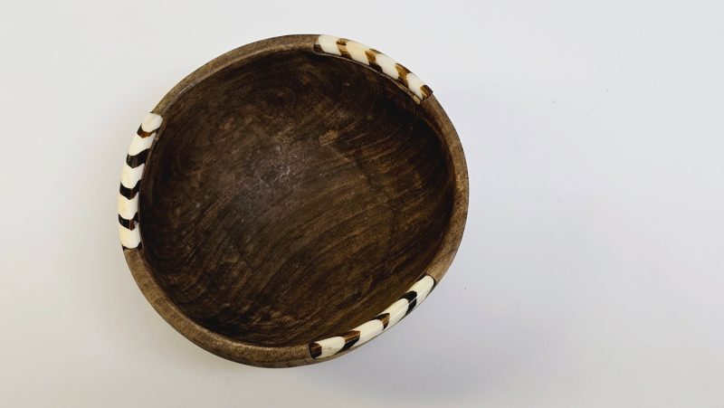 Handgjord Träskål med Dekorativa Detaljer - 10 cm i Diameter
