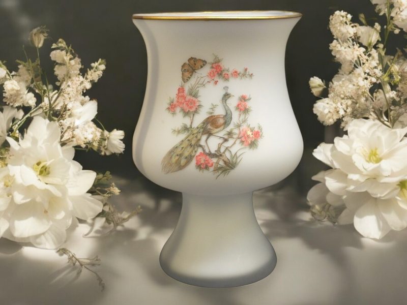 Elegant vas i matt porslin med handmålat påfågelmotiv (11 cm i diameter)