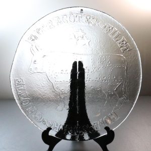 Klassiskt Slipat Glasfat – Elegant och Tidlöst Designobjekt