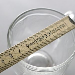 Vacker glasservis med stor skål och sex mindre glas