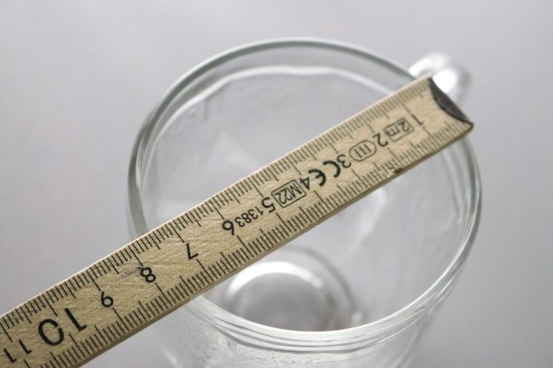 Vacker glasservis med stor skål och sex mindre glas
