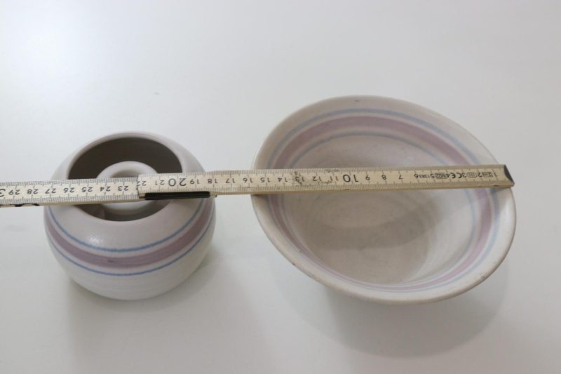 Skål och klotformad ljusstake, rosa rand