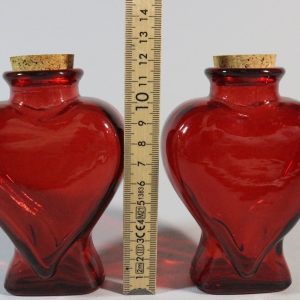 2st rubinröda glasflaskor med kork
