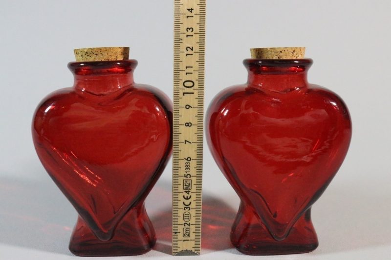 2st rubinröda glasflaskor med kork