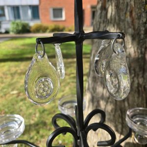 Elegant Ljuskrona i Smide med Glasdetaljer – Tidlös Skönhet för Ditt Hem