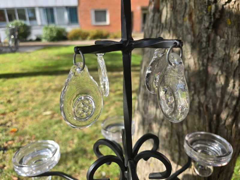 Elegant Ljuskrona i Smide med Glasdetaljer – Tidlös Skönhet för Ditt Hem