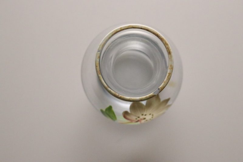 Vacker handmålad glasvas med blomma