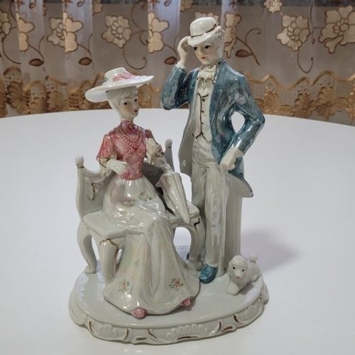 Figurin, Porslin i lysterglasyr? - 24cm