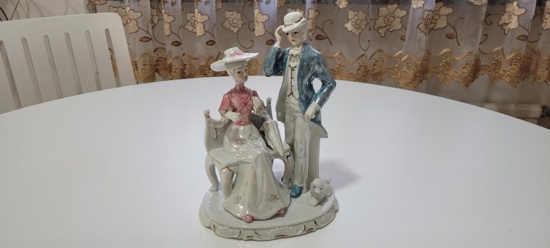 Figurin, Porslin i lysterglasyr? - 24cm