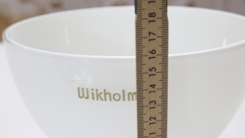 Vit glasskål, Wikholm