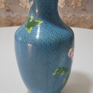 Blomvas, Kina 1900-tal, Cloisonne-vas dekorerad med pioner