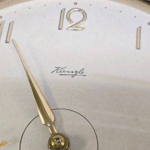 Elegant Väggklocka från Kienzle – Klassisk Design i Trä