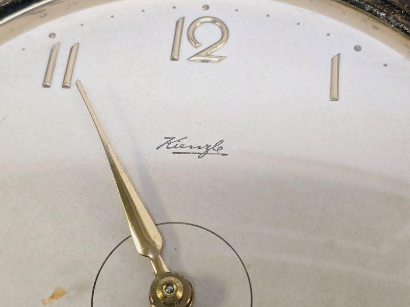 Elegant Väggklocka från Kienzle – Klassisk Design i Trä