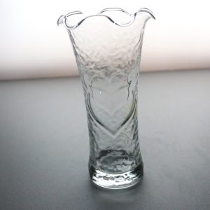 Vintage Anchor Hocking Heart Vas av klart glas, bågad brätte, stenig glasvas