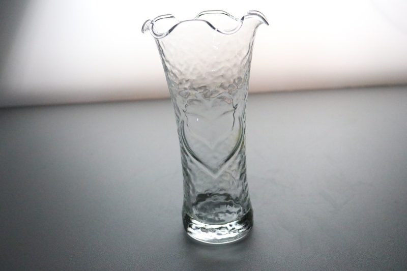 Vintage Anchor Hocking Heart Vas av klart glas, bågad brätte, stenig glasvas
