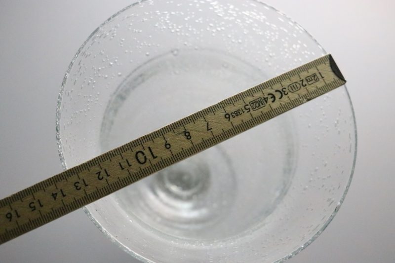 Elegant Bubbelpräglad Glas Skål på Fot, 18cm Hög - Perfekt för Heminredning elle