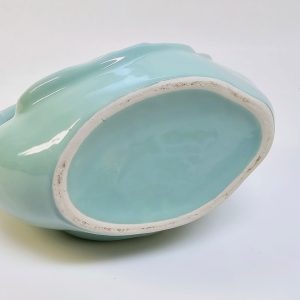 Elegant keramiksvan i mjuk grön färg – 20 cm hög