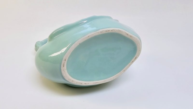 Elegant keramiksvan i mjuk grön färg – 20 cm hög