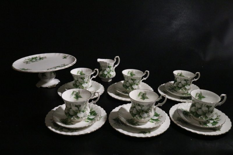 Royal Albert "Trillium" Kaffeservis med Tårtfat – Engelsk Elegans