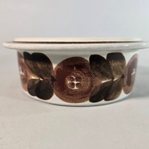 Set med två väggplattor – Royal Copenhagen, klassisk elegans
