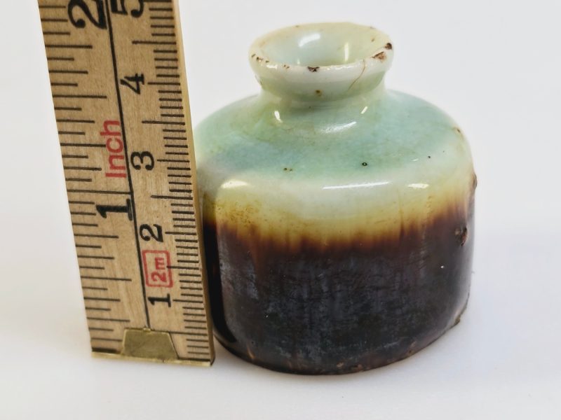 Charmig Miniatyrvas i Glaserat Keramik – Vintage Känsla