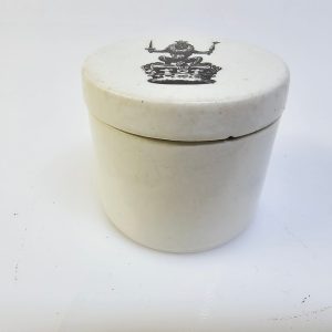 Antik behållare med lock och detaljerad design