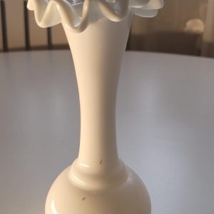 Vit glasvas, med vågig kant