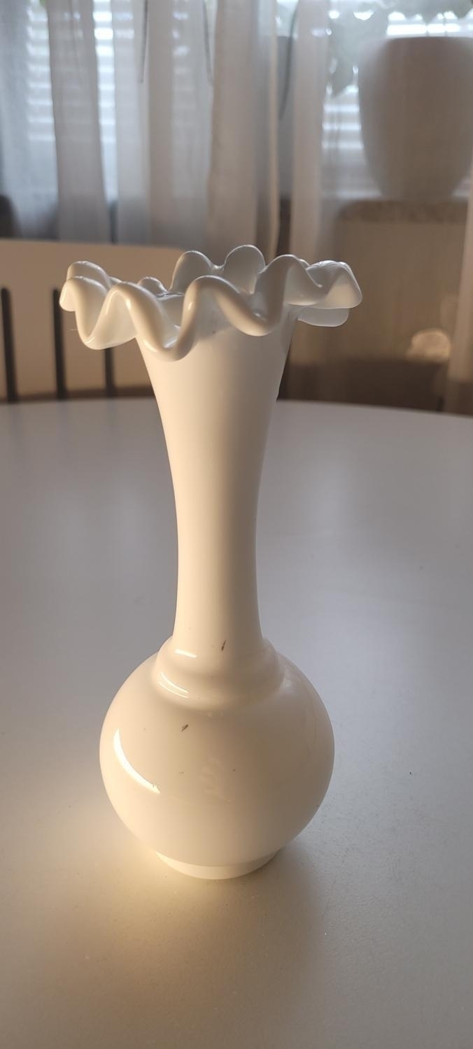 Vit glasvas, med vågig kant