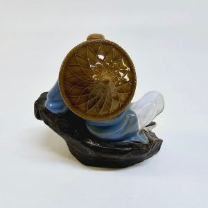 Elegant keramikfigur – en sittande vis man, 15 cm hög