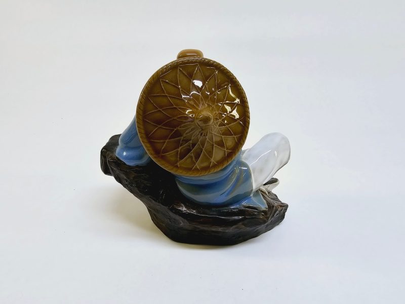 Elegant keramikfigur – en sittande vis man, 15 cm hög