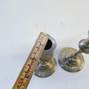Elegant Silverfärgade Ljusstakar - Tidlös Charm för Din Inredning